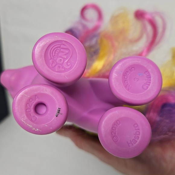 2 My Little Pony 2010 Plastic Figure Pegasus Rainbow & Yellow Seashell Blue Hair - Picture 7 of 10